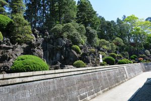 成田山新勝寺の大本堂裏の山、眷属童子、不動明王像あり