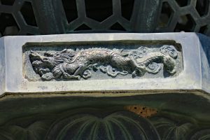 釈迦堂左燈籠中台格狭間の彫刻-龍神
