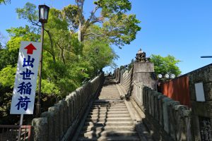 成田山新勝寺の出世稲荷につづく階段