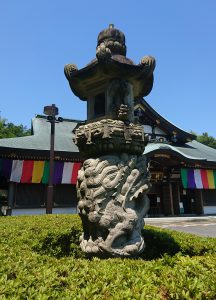 交通安全祈祷殿石燈籠左側の龍神