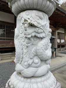 千葉県匝瑳市にある龍尾寺石燈籠龍神