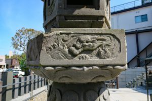 薬師堂右の石燈籠中台-龍神