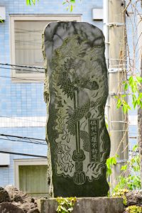 JR成田駅前、交番前にある倶利伽羅龍王の石碑