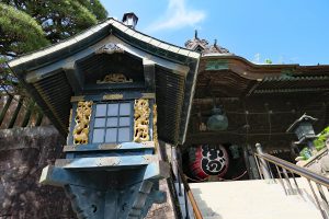 仁王門階段下の左側燈籠