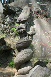 成田山新勝寺のこわれ不動手前右手にある倶利伽羅龍王石像
