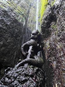 千葉県旭市にある滝山龍福寺の倶利伽羅龍王、龍福寺の森